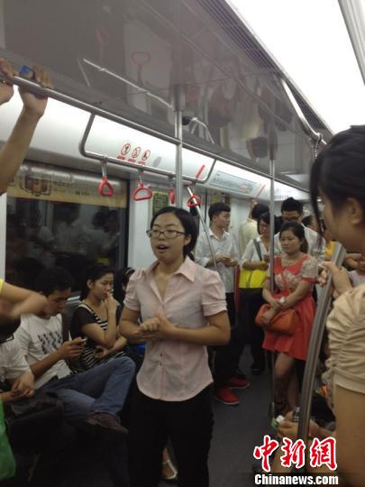 浙江女大学生为练胆地铁内即兴演讲乘客褒贬不一