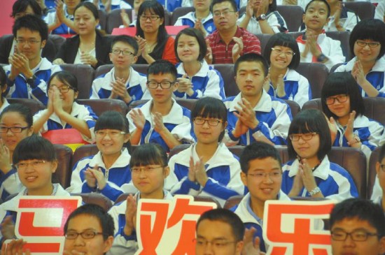 校长们的对话引来学生们的阵阵掌声。