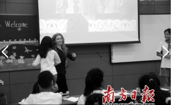 俄罗斯留学生丽娜教学生舞蹈。